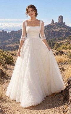 Vestido de novia romántico con escote cuadrado, corte en A, encaje, mangas cortas y cola de tul.