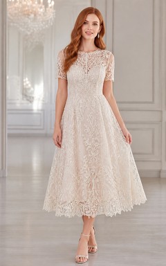 Teelanges, schlichtes Brautkleid mit Rundhalsausschnitt, kurzen Ärmeln und Spitze in A-Linie