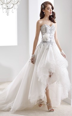 Herzförmiges, asymmetrisches Abendkleid mit Perlenbesatz, Rüschen und Blumenverzierungen