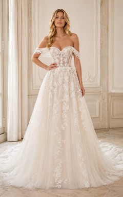 Robe de mariée romantique en dentelle et tulle, décolleté cœur, épaules dénudées, manches courtes, coupe trapèze, traîne chapelle, applications florales, style jardin