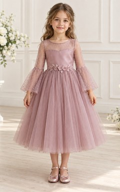 Teelanges, malvenfarbenes Kleid mit Glockenärmeln, Illusionsausschnitt, Blumenmuster an der Taille und Tüllrock für Blumenmädchen
