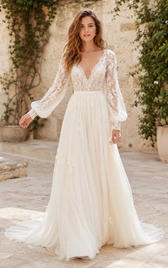 Elegantes Chiffon-Spitzenkleid mit tiefem V-Ausschnitt, Bischofsärmeln, A-Linien-Form, Schleppe und Oberteil – ideal für eine Hochzeit im Wintergartenstil