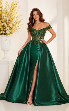 Vestido de gala de satén verde oscuro con hombros descubiertos, corpiño de corsé de encaje y abertura frontal.