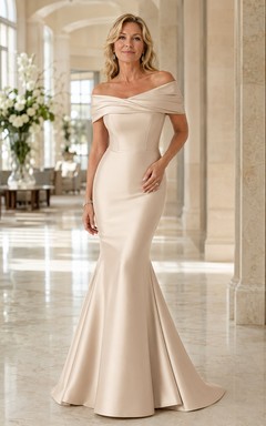 Elegantes, champagnerfarbenes Meerjungfrauen-Kleid aus Satin in Bodenlänge für die Mutter der Braut mit schulterfreiem, gefaltetem Ausschnitt und Schleppe.