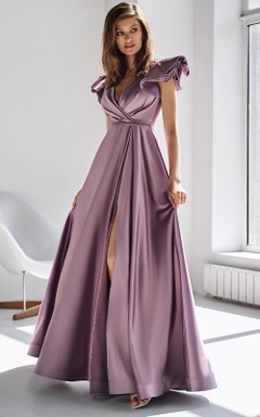 Vestido formal romántico de satén con escote en V, corte en A y largo hasta el suelo con fruncido.