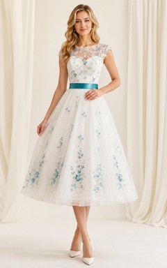 Vestido de novia de tul de corte A con escote barco y mangas cortas, largo hasta la rodilla, estampado floral en color verde azulado.