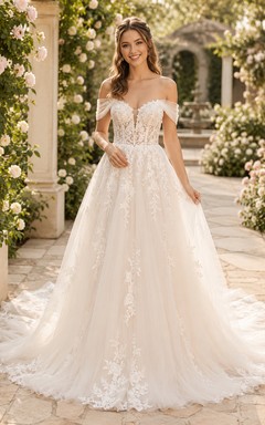 Robe de mariée en dentelle et tulle, robe de bal, épaules dénudées, traîne, ornée d'appliqués