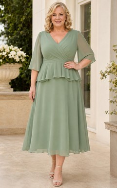 Elegantes Brautkleid in Übergröße in Salbeigrün mit V-Ausschnitt, Dreiviertelärmeln, Rüschen und Schößchen, A-Linien-Schnitt und Teelänge