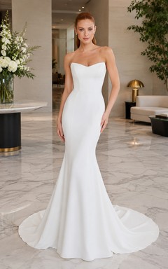 Trägerloses Brautkleid im Meerjungfrauenstil aus Satin mit eleganter Schleppe