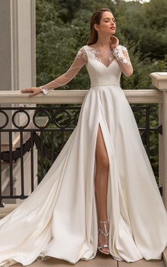 Hochwertiges A-Linien-Brautkleid aus Satin mit V-Ausschnitt, Kapellenschleppe, langen Ärmeln und Schlitz vorne