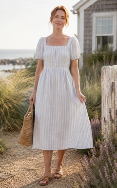 Vestido de invitada de boda blanco de gasa, corte en A, escote cuadrado, mangas abullonadas, largo midi.