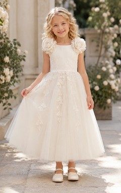 Elfenbeinfarbenes Blumenmädchenkleid mit Rosetten-Schulterpartie, ärmellosem Tüll-A-Linien-Schnitt, floralen Applikationen und bodenlangem Rock