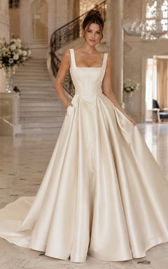 Robe de bal majestueuse en satin, bretelles carrées, sans manches, traîne chapelle, poches, style domaine.