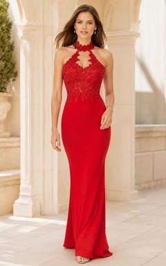 Vestido formal rojo de cuello alto con escote en forma de ojo de cerradura y corpiño de encaje.