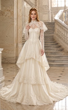 Vestido de novia vintage romántico de manga corta, cuello alto, corte en A, encaje y volantes, color marfil.