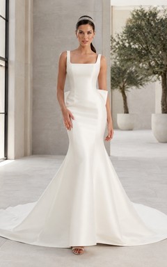 Vestido de novia clásico de corte A con cola de tul para ceremonia