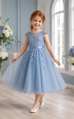 Robe élégante de demoiselle d'honneur, coupe trapèze, en dentelle bleu acier et tulle, longueur genou, manches courtes, col rond orné d'appliqués
