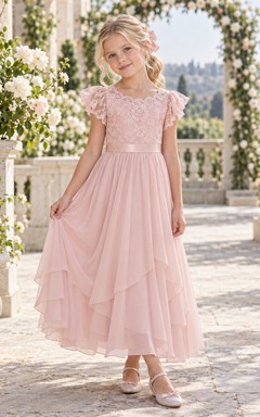 Vestido de niña de flores discreto, rosa, de gasa, corte en A, mangas con volantes y largo hasta los tobillos.