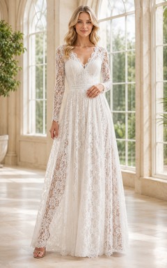 Robe de mariée romantique en dentelle, coupe trapèze, longueur au sol, col en V, manches longues, ornée d'un motif botanique.