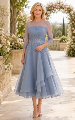 Stahlblaues, ätherisches U-Boot-Ausschnitt-Kleid mit Dreiviertelärmeln, Illusionseffekt, drapiertem Organza, asymmetrischem A-Linien-Schnitt und Teelänge – das perfekte Kleid für die Mutter der Braut