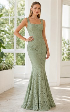 Vestido formal moderno y elegante de encaje celadón con escote cuadrado, tirantes anchos y largo hasta el suelo, estilo sirena.