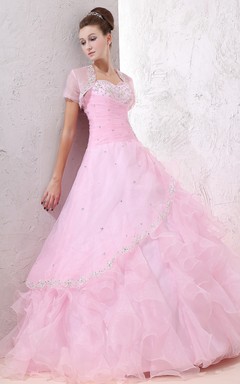 Zartrosa Ballkleid mit Herzausschnitt, Rüschen und Perlenbesatz