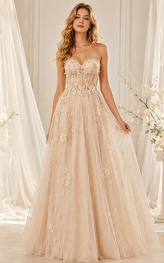 Vestido de gala largo de ensueño color champán, sin tirantes, con flores y pedrería, estilo hada.