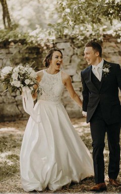 Vestido de novia sencillo de satén, corte en A, sin mangas, con escote redondo y top de encaje.