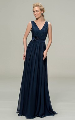 Robe longue sans manches en mousseline, col en V, ornée d'appliqués floraux et d'une ceinture.