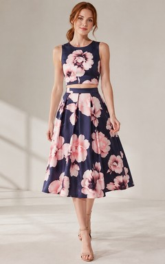 Robe d'invitée romantique bleu marine foncé à fleurs et col rond, coupe trapèze, longueur thé