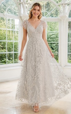 Vestido de novia romántico de corte A, escote en V, mangas cortas y encaje, largo hasta el suelo