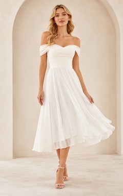 Robe de mariée civile simple, minimaliste, épaules dénudées, décolleté cœur, manches courtes, en mousseline, coupe trapèze, longueur thé
