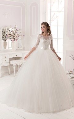 Ballkleid aus Spitze und Tüll mit langen Ärmeln und Kristallverzierungen
