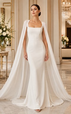 Robe de mariée fourreau en satin et tulle, col carré, sans manches, traîne.