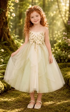 Blumenmädchenkleid aus salbeigrünem Spitzentüll, A-Linie, trägerlos, Teelänge, mit floraler Applikation