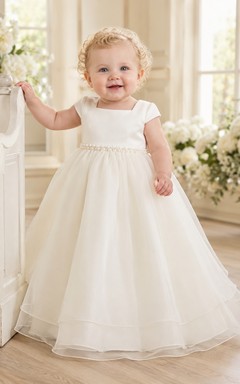 Vestido sencillo de bautizo para bebé con corpiño de satén y falda de organza, corte en A y sin mangas.