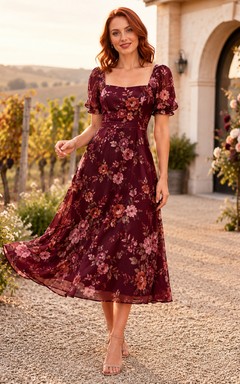Robe midi trapèze bordeaux à imprimé floral et col carré, manches bouffantes
