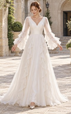 Robe de mariée trapèze en mousseline à manches longues, col en V et volants cascade, col en V et manches bouffantes