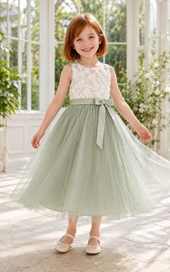 Ärmelloses, wadenlanges A-Linien-Kleid aus salbeifarbenem Spitzentüll mit Schleife – romantisches Blumenmädchen-Gartenkleid