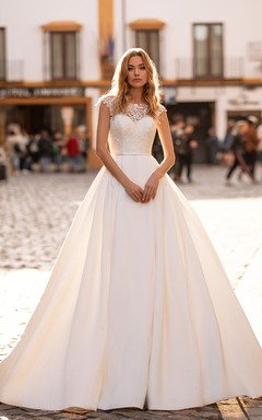 Vestido de novia elegante de satén corte imperio con corpiño de encaje.