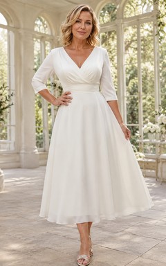 Elegantes, weißes, plissiertes Chiffonkleid mit V-Ausschnitt, Dreiviertelärmeln und Teekleid für Mütter