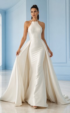 Robe de mariée moderne en satin dos nu avec jupon amovible et traîne chapelle, ornée d'un col halter et d'une surjupe convertible en satin.