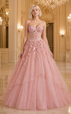 Abendkleid aus rosafarbenem Tüll mit Spitzenapplikationen