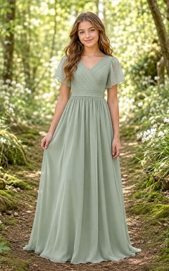Mintgrünes Brautjungfernkleid im A-Linien-Stil mit V-Ausschnitt, kurzen Blütenblattärmeln und Falten im Boho-Stil