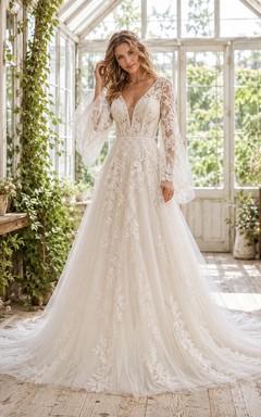Vestido de novia de corte A con escote en V y mangas largas, de encaje y cola catedral.
