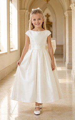 Robe de demoiselle d'honneur mi-longue en satin à manches courtes et nœud dans le dos, idéale pour une communion.
