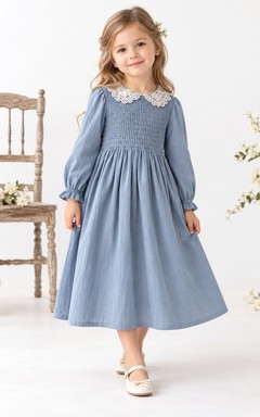 Teelanges, langärmeliges, ländlich-blaues A-Linien-Kleid mit gesmoktem Kragen und Raffungen für Blumenmädchen