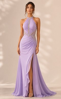 Robe de soirée fourreau à col halter, sans manches et fendue sur le devant ornée de perles, longueur au sol