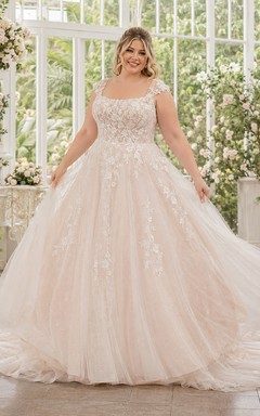 Robe de mariée grande taille en dentelle et tulle, col carré, manches courtes et traîne chapelle