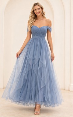 Romantisches, schieferblaues, schulterfreies Brautjungfernkleid aus Tüll mit Stufenrock und Knöchelabschluss.
